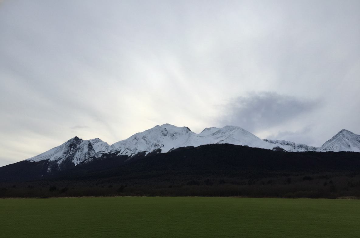 Jardín bien cuidado en Ushuaia con montañas de fondo, servicio de Pasto Cortado